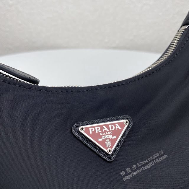 prada女包 普拉達專櫃最新爆款 1BH204 Prada新款nylon Hobo手拎斜挎包 腋下包  pyd2298